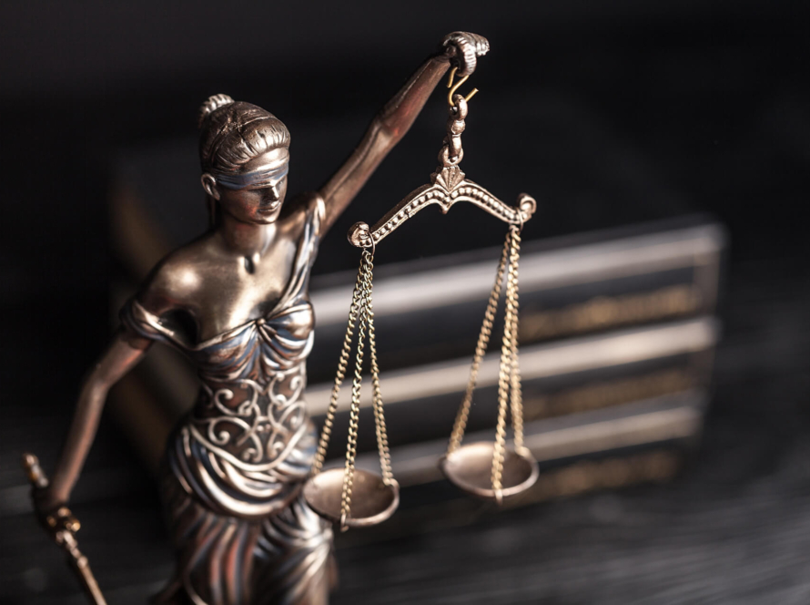 Gaziantep avukat Akif Dövencik; Antep ceza avukatı ve Antep iş avukatı olarak adliyede dosya incelemesi.